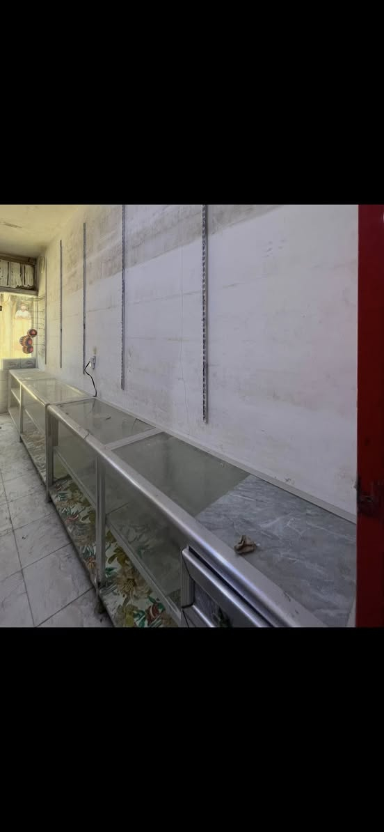 السلام عليكم ذني ميزين الواحد ب40 الف ثنيناتهن ب80 الف كاملات ومابيهن شي طول الميز الواحد تقريبا 3 مترات ونص ومستعجل علة بيعتهم مكاني كربلاء رقمي للتواصل *********** بي واتساب
