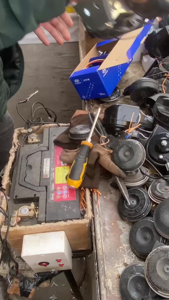 سلام عليكم جميع غراض السيارات سلفات بنواعهه شبابيك النتره بنواعهه هورنات ماصدات بنواعهه كلشي موجود متوفر توصيل جميع محافضات ***********
