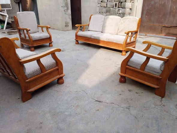 سلام عليكم تخم  كراسي خشب عدد اربعه  نضيفات  للبيع الشراي يتصل او يتفضل خاص عنوان كركوك حي العسكري ***********
