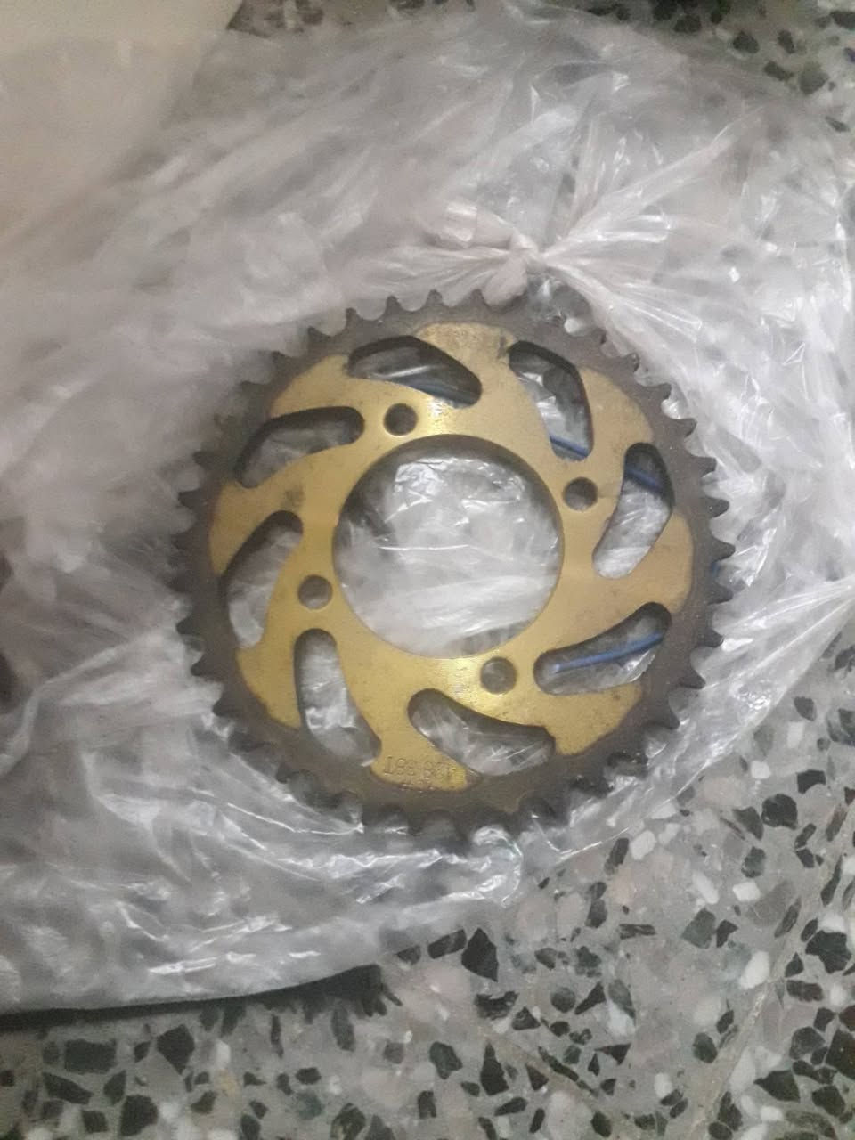 السلام عليكم غراض مال درجه درع وجهاز بيه انواع الاصوات ومكينه مال زنجيل جديده ما مستخدمه واريات هنا والنشرات مالتهن وسماعات ام بي ثري شرط كلهن شغلات. 30 قفلهن مكاني مجمع الدور
***********
