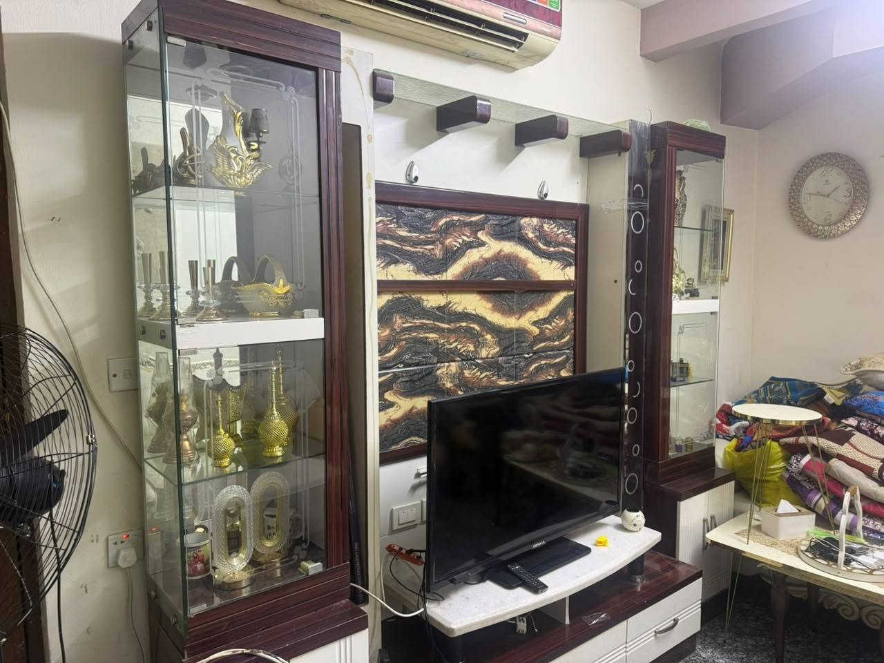 السلام عليكم فاترينه للبيع سعر 450 بيها مجال نقص جامه لدات تركيه رقم تواصل ***********
