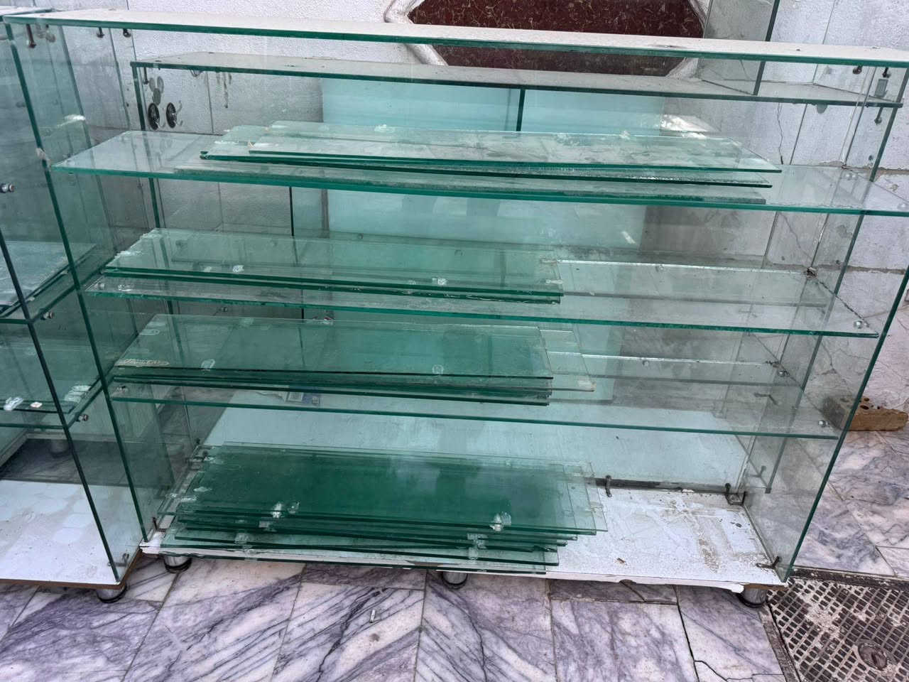 رفوف صيدليه الوحده ب80 كبار وصغار وحده تشيل الثانيه نوع الجام ابو العشره ملم الثكيل مكاني بغداد الدولعي ***********
