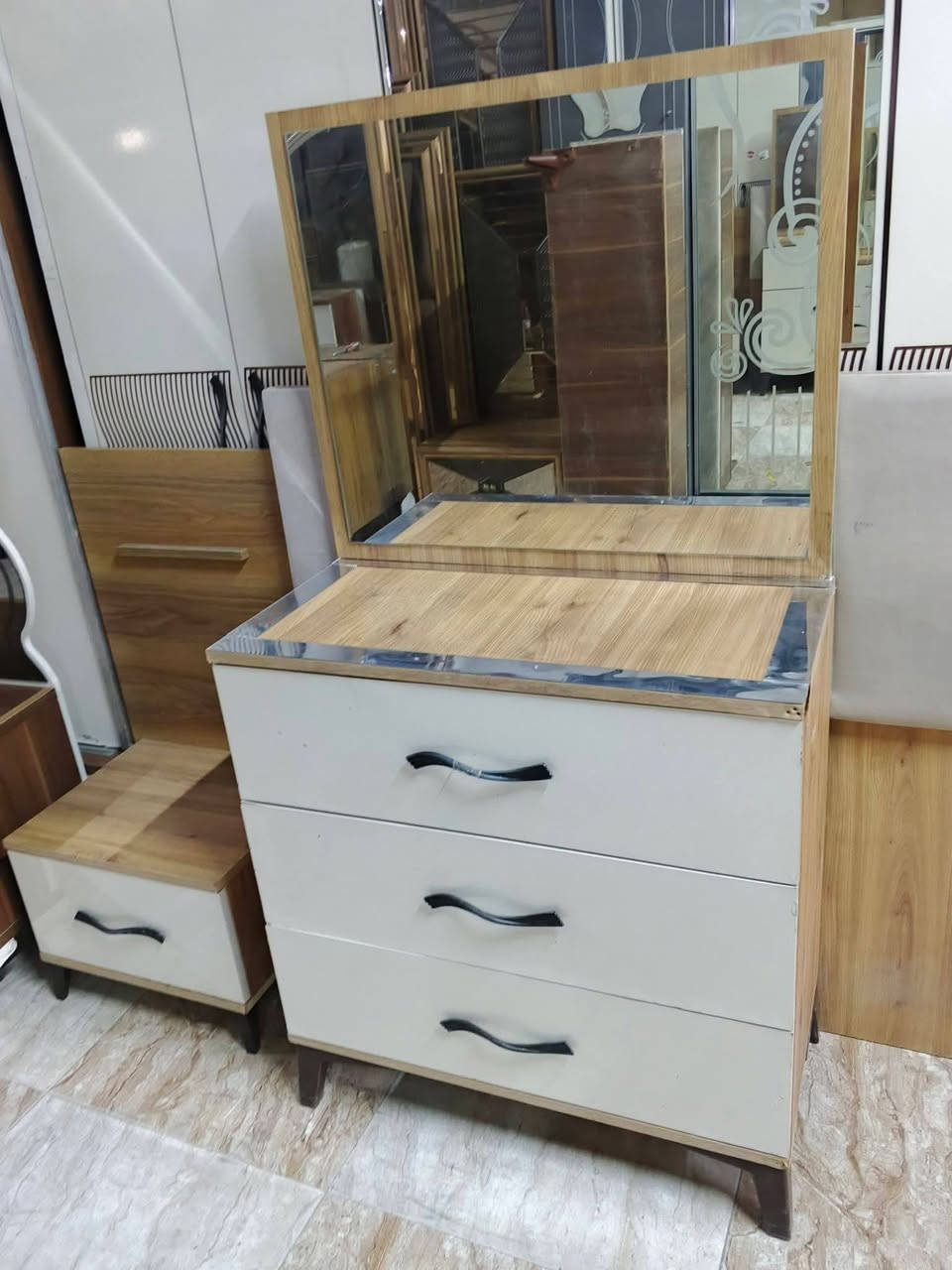 غرفه نوم اخو الجديد ٦ قطع سعر ٣٥٠ شراي تعال خاص عنوان كركوك يوجد كادر شده ونقل تدللون علينه

العنده غراض للبيع راسلوني *********** او اتصال ع رقم
