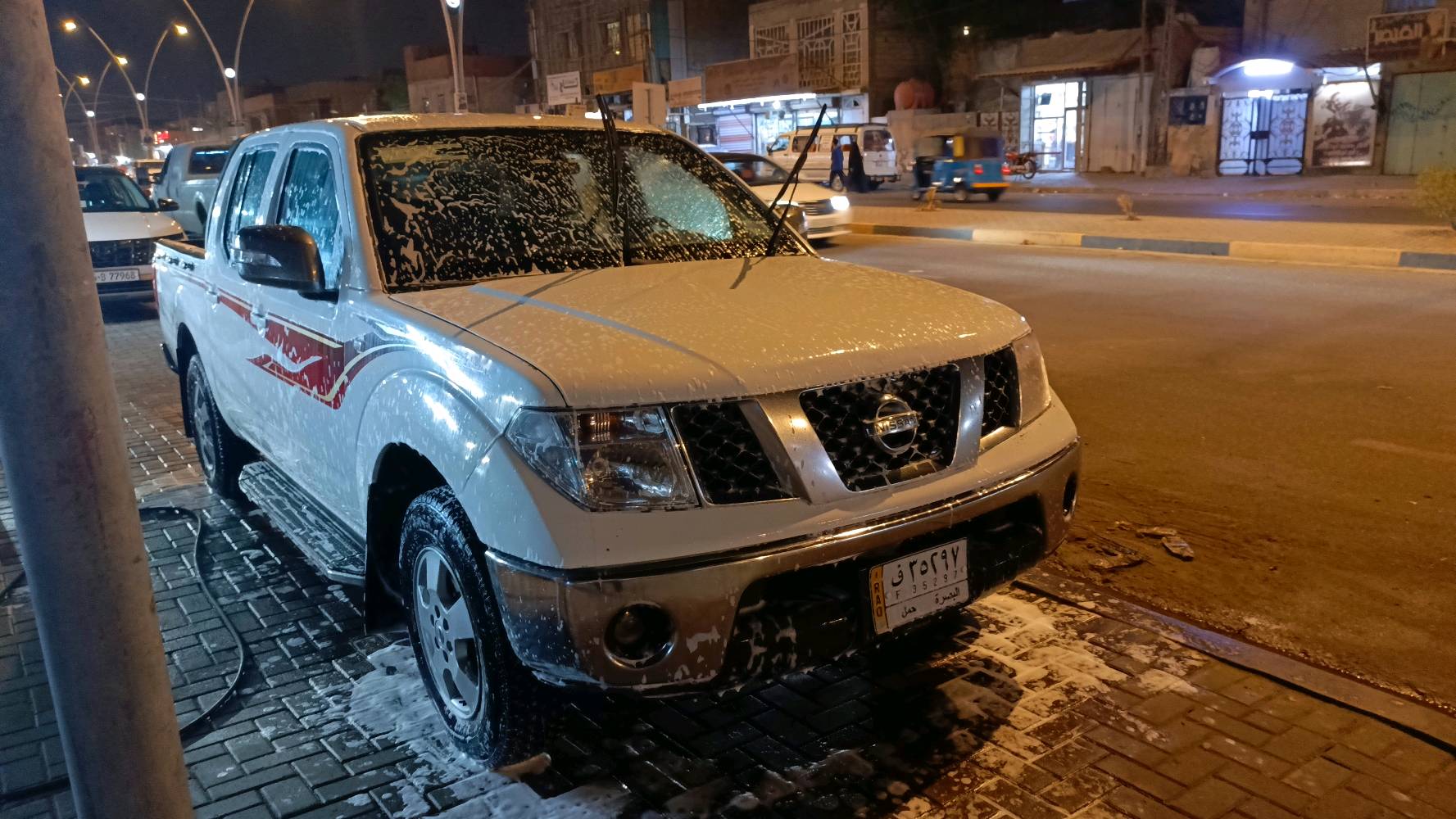 السلام عليكم بيكب نيفاره ٢٠١١ كير عادي رقم بصره محرك مفتوح لا ينقص ولا يبخر بيهه مكانين صبغ وبخشم الجاملغ الايمن الباقي مكفول حداده جديده تخم تاير جديد شادلهه منضومة غاز يعني ماكو صرف مكاني بصره أبو الخصيب كوت ثويني 