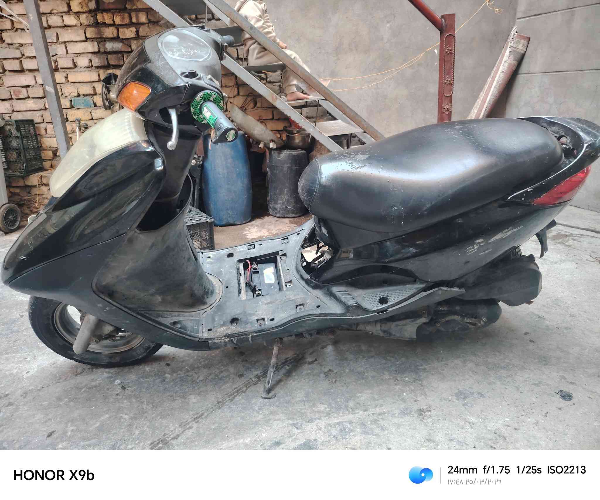 دراجه بريز نقصهة عقل لين بلمشي تكطع والكابريتر تجار بس الله شاهد سعرة ٣٥ الف جبته مجفته مره وحده بس تجفيت درجه اولى دراجه بس بدل عقلهة واطلع تخبل بلمشي سعر ٣٥٠ بيهة مجال بسيط ***********  متواجد واتساب اليحب يراسلني
