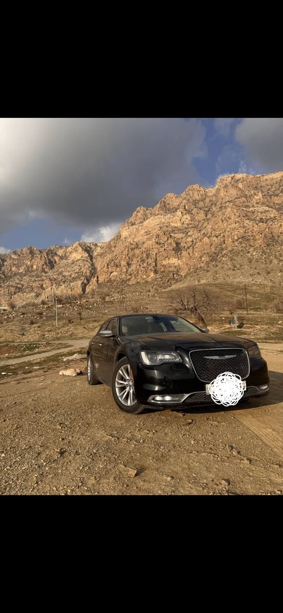 كرايسلر اوباما 300 لمتد 
2018 
6 سلندر 3600cc 
اللون اسود 
داخل بيجي
رقم اربيل الجديد 
فول بطن 
كراسي كهربائيه 
خزن ميموري 
تدفئه تبريد كشنات 
شاشه كبيره
كامرا دواره
تبريد قطعتين امامي خلفي 
الامامي منفصل 
گير ماوس 
كار بلي
ويل 18 مكسيكي الاصلي 
تخم تايرات ٤ جديد 
باتري جديد
السياره جاهزه من كلشي كير ومكينه وحداديه متصرف عليها ربع 
شاصي ولغود وبدنه مكفوله
حادثها جدااا بسيط بدون صبغ ولا حار 
 
[  ] الاتصال *********** النجف, العراق
