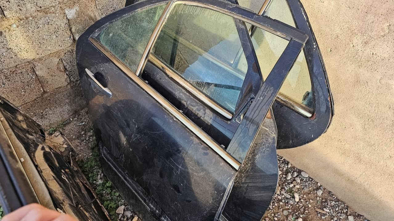 سستم ابواب ام عيون اقفاله الورى عليه و يدات 4 عليه و جاماته  وترايش جامات لاستكاته عليه بس نص عمر 
ثنين منه بيه خياس من جوه مكاني موصل حمدانية 
***********
