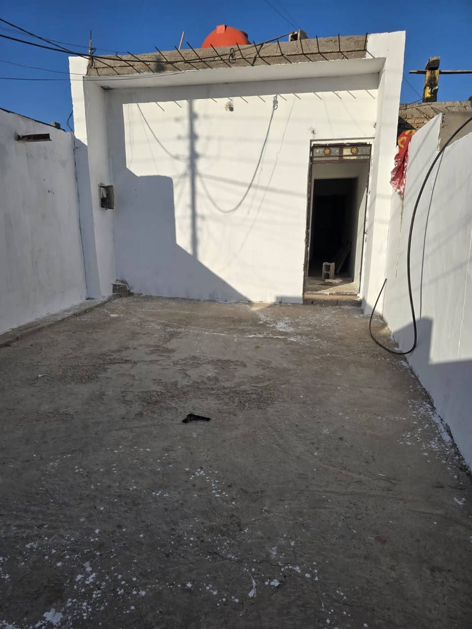 السلام عليكم بيت للبيع المساحه 100 متر غرفه ومساحه درج ومطبخ
العنوان حي الأمير رابع فرع وره السيطره 
السعر 25 بي مجال 
للاستفسار ***********
