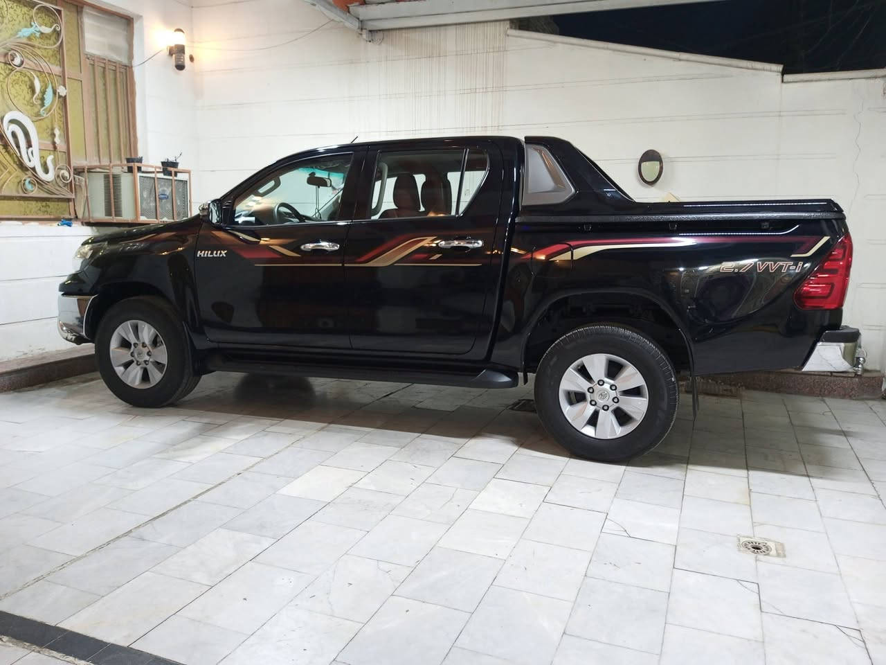 السلام عليكم هايلوكس موديل 2018 رقم مميز بغداد سوناره بالمنشور  كير اوتماتيك باسمي سياره كفاله من الصبغ والتبديل  فقط شويه بارد  باب البدي الخلفي وبيه كم رصعه بالقماره سياره ع وضع الشركه تخم تاير حداديه كير مكينه مامفتوحات مكاني بغداد العبيدي رايده ب255 وبيه مجال بسيط ***********
