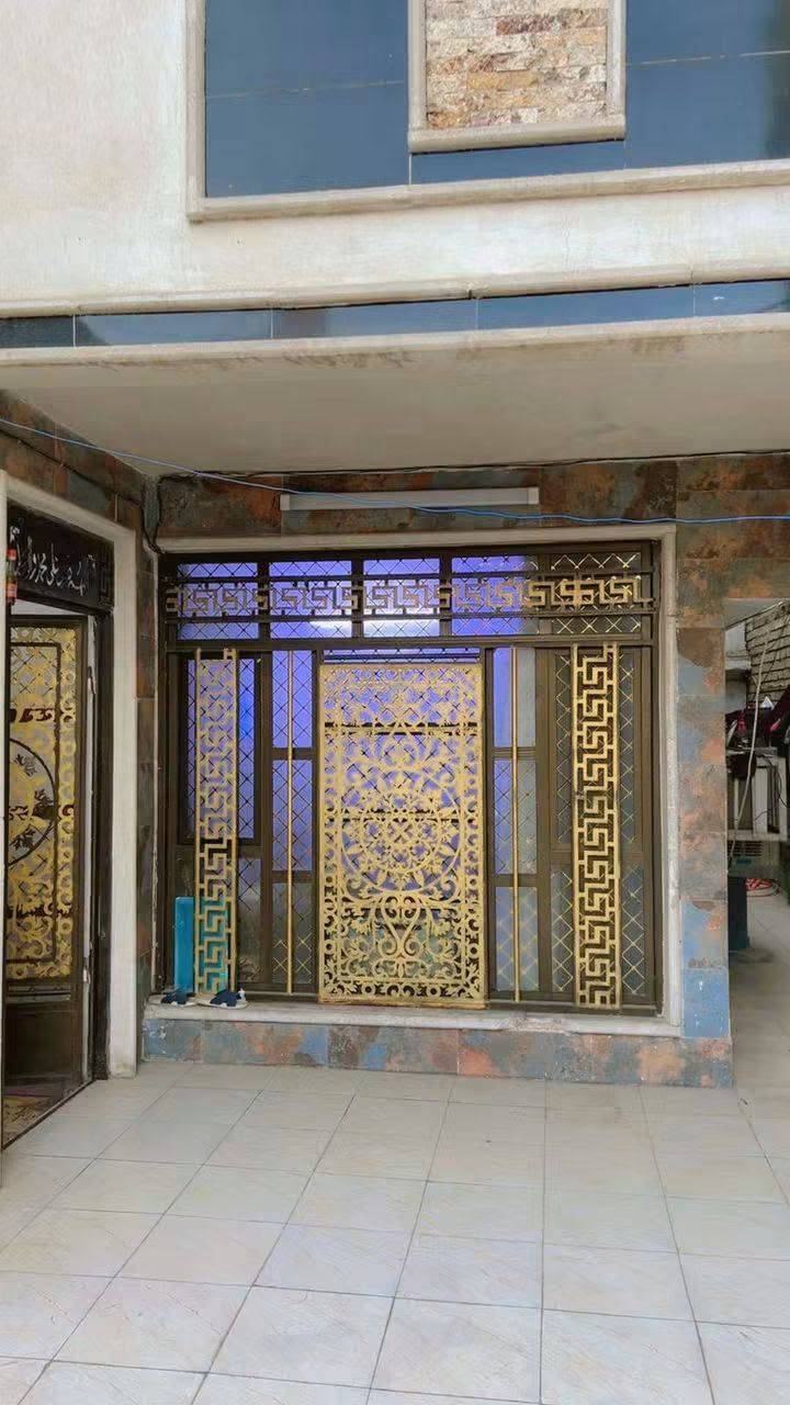 سلام عليكم من رخصت الادمن دار للبيع المساحة ٢٠٠متر يحتوي على غرفه نوم ومطبخ وهول وستقبال في طابق الارضي وغرفتين  نوم في الطابق الاول ويحتوي على محلات تجارية عدد ٢لبيت عكاده لواجه ١٠ ونزال ٢٠الموقع الأمين الثانية الشارع الرئيسي الفاصل بين لامين والمعلمين قرب الصيدلية النظامية ***********او وات ساب صاحب العقار٠٠٤٤٧٩٥٨٥٧٣٠٩٠
