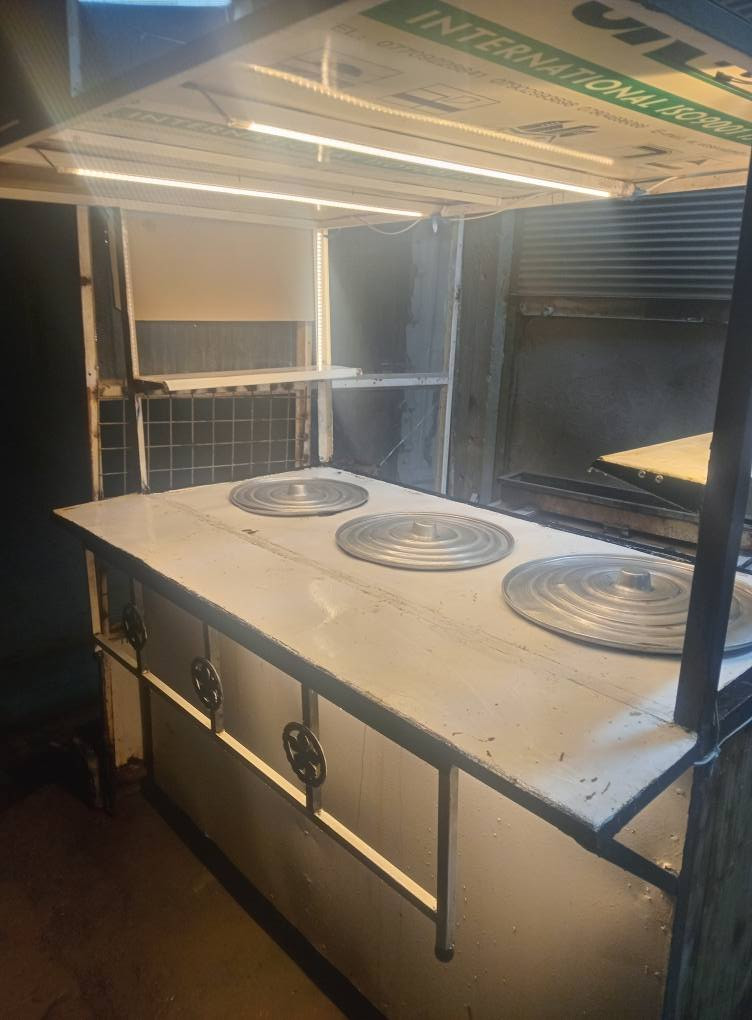 سلام عليكم..
كافتريه عنوان حواس خلف الحسينيه محمد داوود للبيع
كافتريه كامله هيه و غراضها كرسي مع طبلات عدد ٨ + براد  +مغسله جاهزه جديده + جامخانه + ماعون طبق ريزو كارتون مع قبق 
كاونتر تعليك قطعه و مغسله و شوايه كباب دجاج و كباب لحم و اشياش كباب و شياش تكه + ثلاجه مال مطبخ زلاطه او لحم تحط بيها + ساحبه دخان مال مطاعم صنع يدوي و شوايه همبركر و فلافل و فنكر و عربانه لبلبي ٣ كدور نضيفه و بطل بلاستك مال صوص عمبه و ريزو عدد ٨ كاسه طرشي و عمبه ٣
+ بلامه ستيل....  غراض كامله مكمله.... 
للستفسار راسل الارقام التاليه 
*********** واساب و خط 
***********  خط
