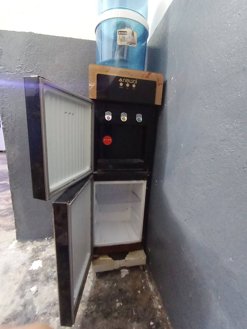 مصفيه ماء نوع حديث زائد براد تبريد داخلي مستعمله شي قليل موجوده داخل الحضر /اليريد يتواصل وياي علا هاذا الرقم /***********
