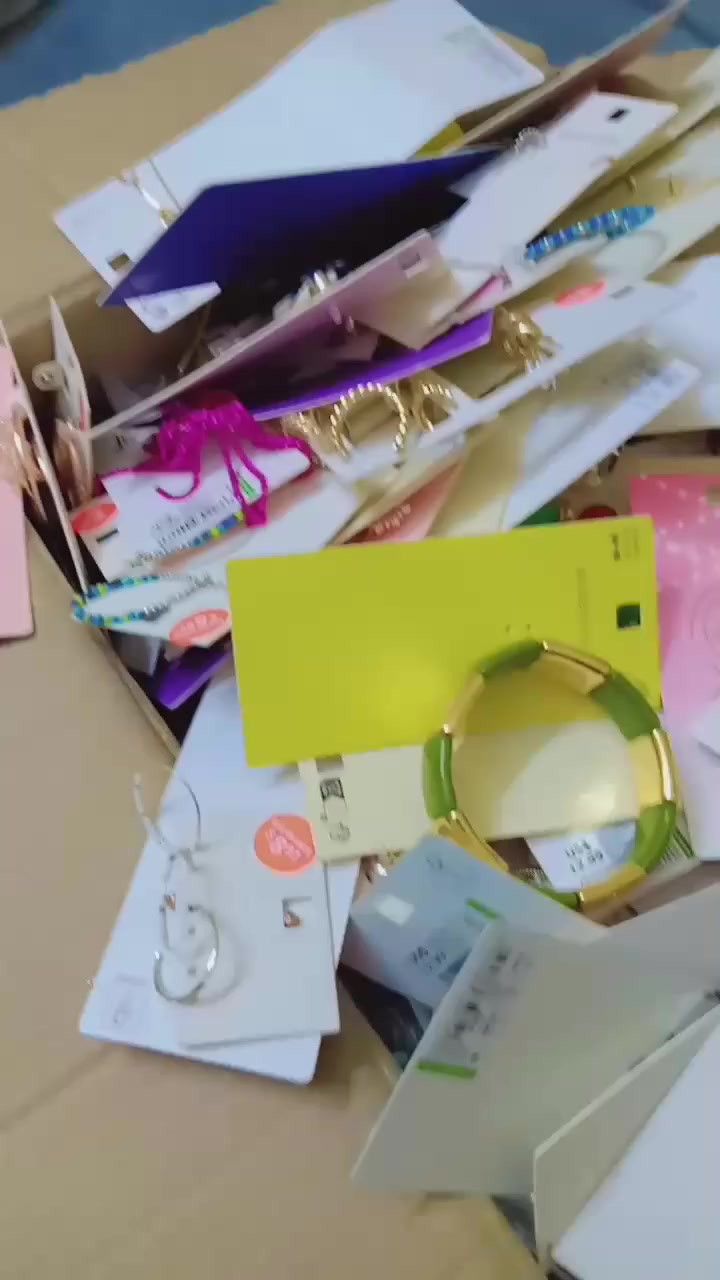 شلعه اكسوارات الماني طلاء ثابت بدون تلف موديلات وايتمات حلوه  يطلع محابس سوارات حجول كلاده زنجيل تراجي  تقريبن 9 كيلو العدد تقريبن 500 قطعه او اقل بشويه 
شلع  350الف واصل


**إذا كنت صاحب هذا الإعلان وتريد حذفه لأي سبب، رجاءا أرسل رسالة إلى الدعم الفني**