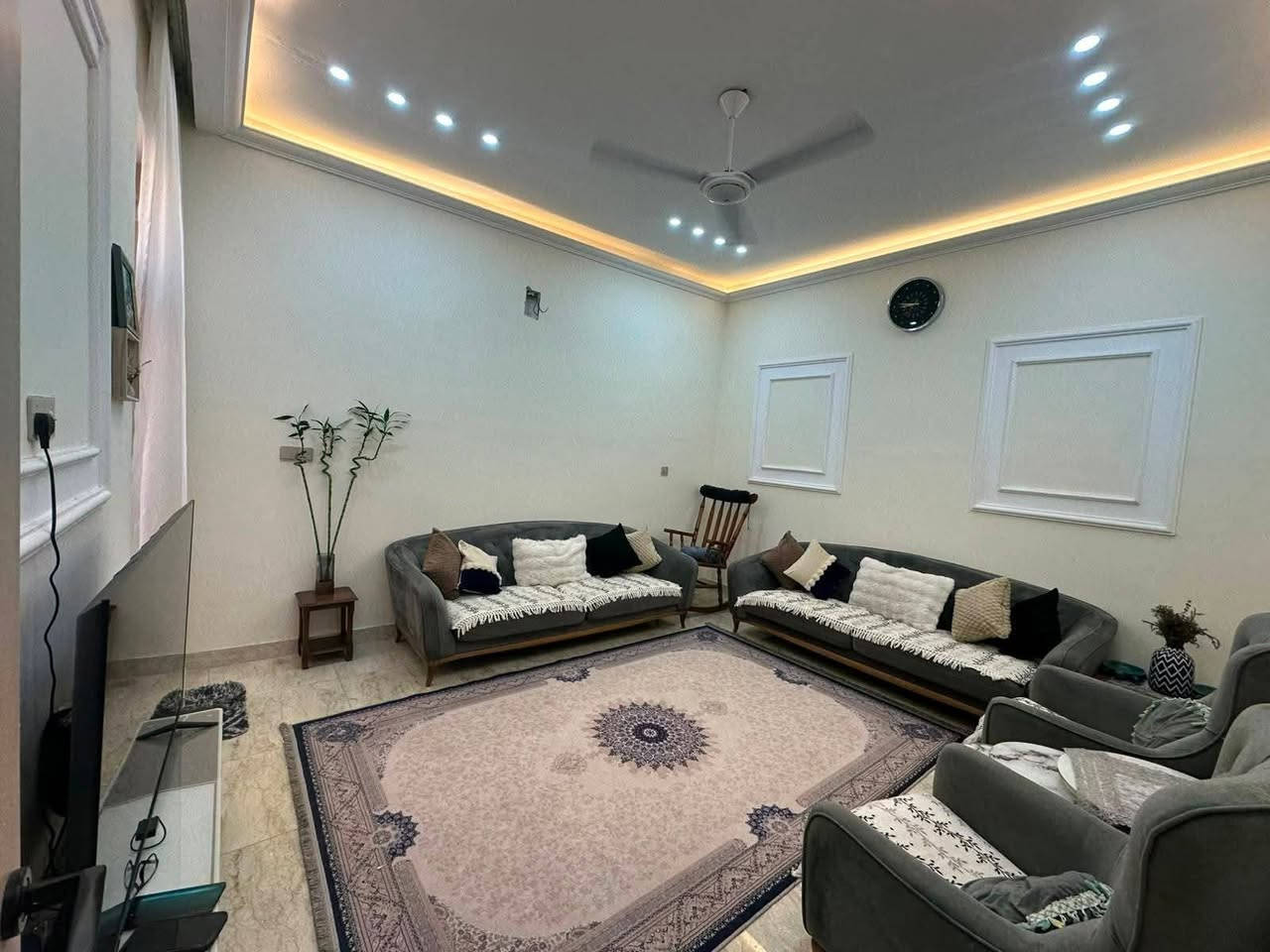 السلام عليكم يوجد لدينا دار للبيع طابقين مساحه 120 م واجهه 7ونص ونزال 16 يحتوي على ستقبال+مطبخ +صاله +غرف نوم عدد 4 +حمامات عدد 4 نوع الملك طابو زراعي سند 25اقرار محكمه وتنازل شركة عرض الشارع 10 متر ألبيت بناء حديث جميع الخدمات موجوده ماء وتبليط وكهرباء ومجاري العنوان بغداد الدوره حي نسيم دجلة الاستفسار اتصل على هاتف *********** /***********
