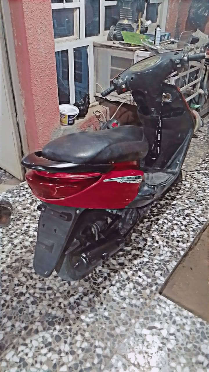 السلام عليكم دراجة للبيع شغالة بس ابيع كوم حديد ***********
