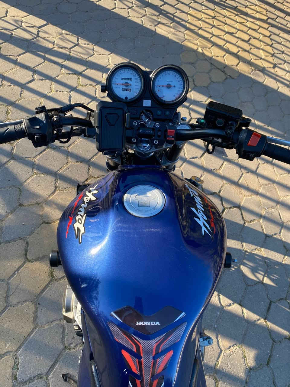 ﷽

السلام عليكم…
‏ 🏍️ HONDA HORNET 600 SF للبيع
أوراق و كمرك كامل
الدراجة وارد يابان نظيفة جداً 
 كفالة كير محرك كهربائيات 
الدراجة نشطة كلش بطناش 1.2.3 💨
مابيها اي نقص و مسويلها ادامة بلكات  و فلتر و باتري كله جديد 🆕 
(يعني انسى شي اسمه عطل)
و بيها كم شغلة رياضية و ترتيبات 👌🏼
التزويد و الاضافات :
ستيرن تزويد ماركة rizoma
لواصق كاربون فايبر 
لايتات زنون و هالوجين 💡
اشاير LED
صالنصة ماركة Laser صوتها طرب 🎼 و بيها طلقات ☄️
دهن جديد 🆕 
تاير ميشيلن MICHELIN 🛞
الدراجة كاملة مكملة و كلشي بيها شغال 💯
مكاني كركوك 📍
السعر : 20$ و بيه مجال 
للاستفسار *********** 📲
الكلمة الطيبة صدقة 🤍
و تحياتي للجميع ♥️ كركوك, العراق

