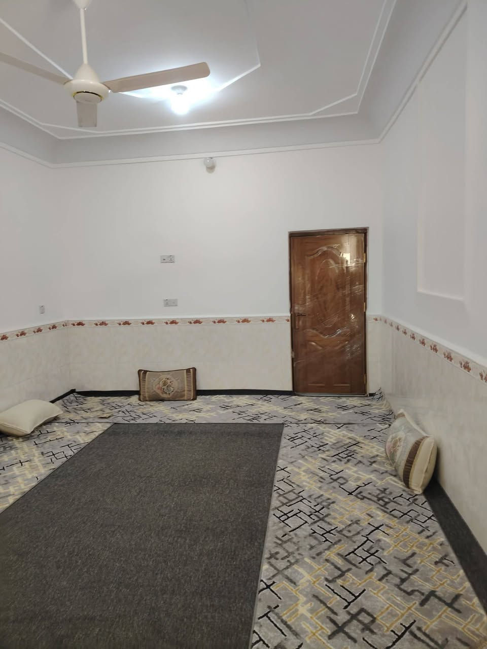 السلام عليكم 
بيت طابو صرف للبيع مساحة ٢٥٠م بصف الركن بالحكم قرب مدرسة 🏫 كندي من جهة ل٣٦
ط١ غرفتين وصالة ومطبخ وبراني وصحيات داخليه وخارجيه 
ط٢ غرفة كبيرة وصالة كبيرة وصحيات 
سنه البناء ٢٠١٤ ترميم قبل كم شهر بالكامل 
السعر  ١٨٠ مليون 
***********

