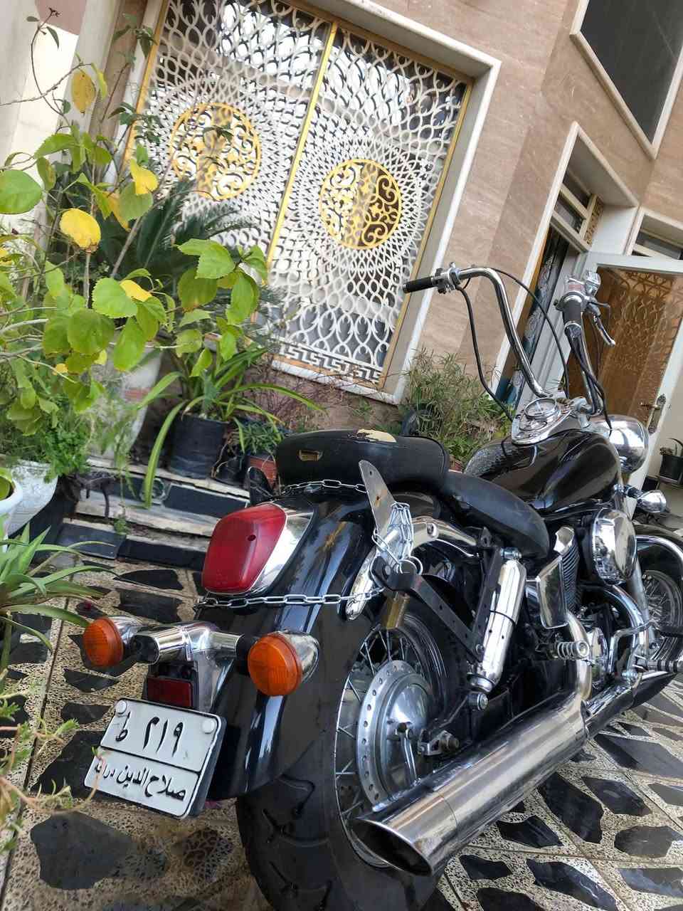 **للبيع بداعي الاستعجال: أرخص شادو 400 بالعراق! 🏍️**
فرصة للشباب ومحبي الكلاسيك، دراجة **هوندا شادو (Shadow)** بحالة ممتازة ومواصفات مميزة، والسعر محروق للبيع السريع.
**المواصفات:**
 *المحرك:** 400 CC (قوة وعزم يناسب المدينة والخطوط الطويلة).
 * الرقم:** مميز (219).
 * الموديل:** كلاسيك (Classic) - لعشاق الفخامة والأناقة.
 * الحالة:** الدراجة جاهزة ومشتغلة، تحتاج ترتيبات بسيطة .
السعر 19 ورقة فقط** (السعر نهائي وأرخص شادو بهذا المواصفات في العراق، والسعر مخفض لغرض البيع السريع).
**ملاحظة:** البيع مستعجل جداً، والأولوية لمن يتصل أولاً.
📍 **المكان:** بغداد العامرية .
📞 **للاستفسار والتواصل:** [***********]
