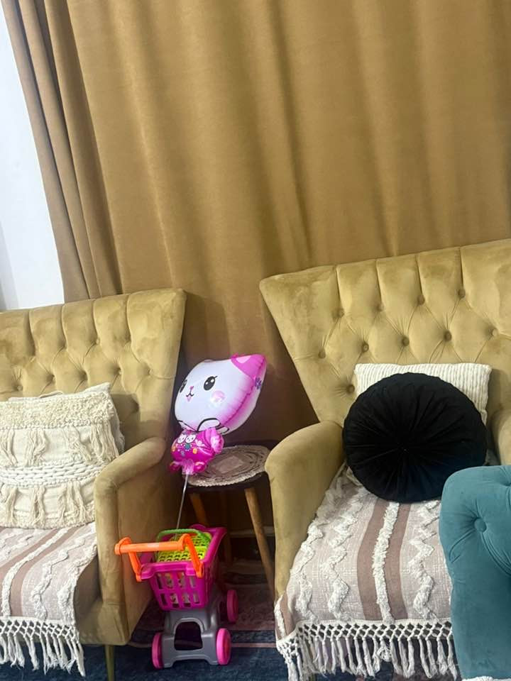 سلام عليكم 
عندي تخم 7 مقاعد للبيع 
نظيف ومراتب 
سعرة ب700 وبي مجال 
مكاني كريعات 
 واتساب بي الرقم ***********
