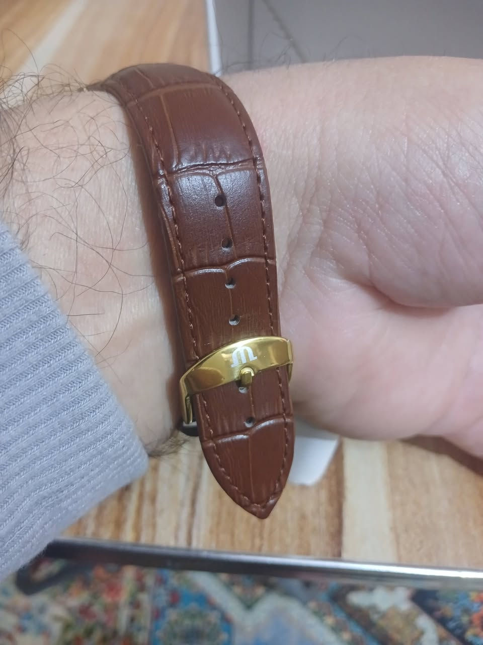 ساعه موريس لاكروا سويسرية فاخره تماتيك طلعتلي بهذا الشكل سناتر كله شغاله السعر 35 الف مع التوصيل بالعافيه الي ياخذها
المينا: تأتي بمينا أسود يضم عدادات الكرونوغراف (لقياس الوقت) وعقارب ومؤشرات ذهبية اللون.
الإطار: إطار دائري مطلي بالذهب (أو بلون ذهبي) مع أزرار جانبية للتحكم في وظائف الكرونوغراف وتعديل الوقت.
الحزام: حزام جلدي أسود أنيق، مما يمنحها مظهراً كلاسيكياً فاخراً.
الحركة: تعمل بحركة سويسرية أوتوماتيكية (Swiss Made)، مما يعني أنها تعتمد على حركة معصمك لتوليد الطاقة.


**إذا كنت صاحب هذا الإعلان وتريد حذفه لأي سبب، رجاءا أرسل رسالة إلى الدعم الفني**