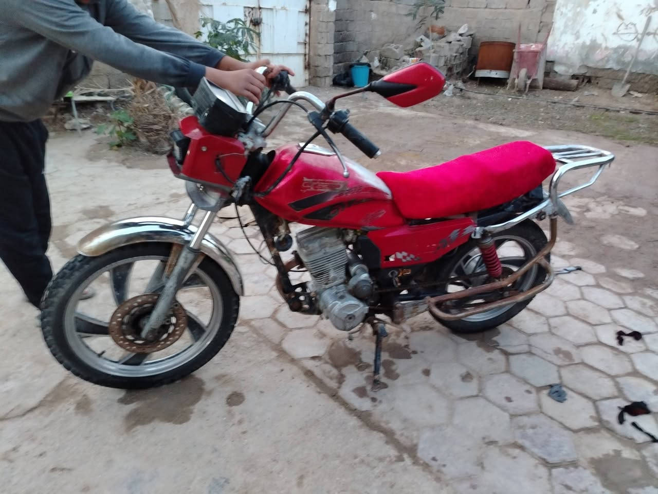 سلام عليكم دراجه جونده للبيع اني شادله تانكي فيوم تانكيه موجود ومابي شي شغال دراجه سنويه و موجوده عندي بس اني ابيع كلك ***********
