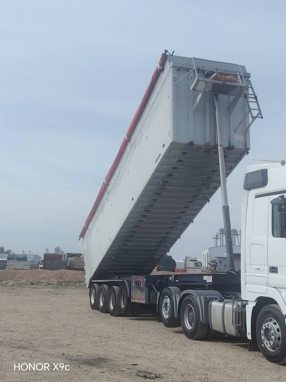 نساف مايلر شاصي حديد مزوج حوله 54 طن للبيع ***********
