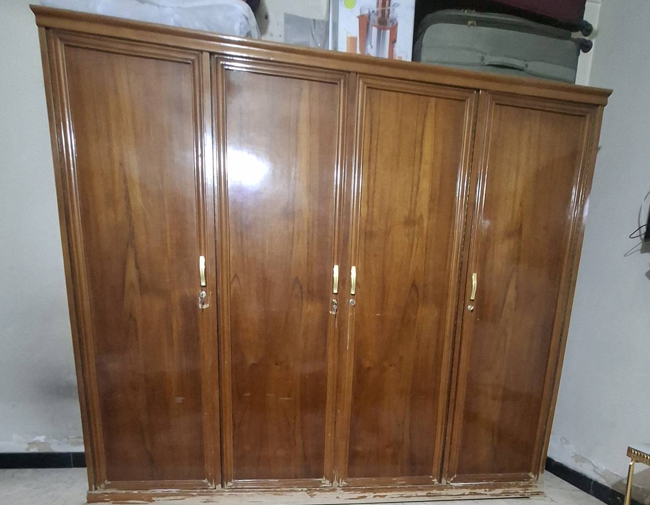 غرفه نوم شبابيه سعرها ٥٠٠ الف وبيهه مجال  اخت الجديده  
الميز اتواليت بس السجه مال الجرار  فالته  بس الجرار موجوده 
كنتور صاج ٤ بيبان كل خانه ٤ طبقات سعر ٤٠٠ الف وبيه مجال
طباخ ايطالي  اخو الجديد شغال الفرن والعيون شغاله السعر ٤٠٠ الف  وبيهه مجال 
عجانه وقلايه هوائيه وعصاره مال فواكه  جديدات كلاثتهن   ٢٥٠ الف  
اي استفسار على هذه الرقم  
***********