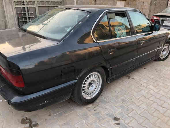 سلام عليكم اخوان 
بي ام دبليو 525 موديل 1989 اسود فاتح مكينة 6 مسكر كير عادي رقم بغداد عنواني بغداد شعلة السيارة بيها نقوصات بسيطة مثل تك دبل امامي ايسر واكف درام شفت تعبان وعدسه مال كلوب الامامي مكسورة يعني بختصار يرادلها ترتيبات ع كد ورقة تكعد تمام عارضها 38 وبيها مجال ع كد الجية السيارة 3تايرات جدد شادلها السيارة لا تبخير ولا تنقيص يعني ماتحك راسك والسوك كلشي بي اذا متقرء المنشور كامل لاتخابرني مامتواجد ع فيس قليل جداً 
هاتف  ***********
