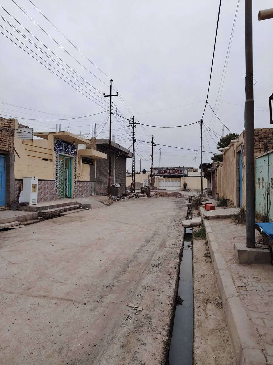 سلام عليكم
بيت للبيع المساحه 270 
ثنين غرف نوم معه
صاله معه مطبخ + ثنين محلات 
العنوان خلف بانزين خانه قرب كليه الزراعه ***********
