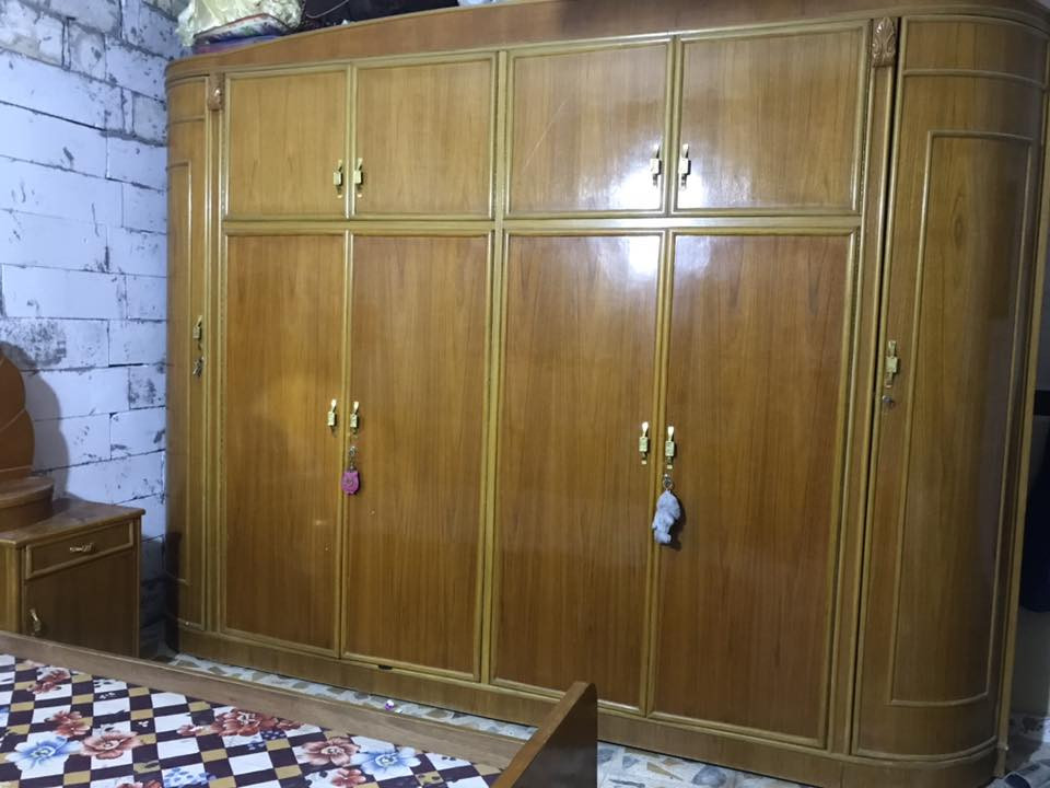 غرفه اخشاب عراقي مكننننه كنتورها يلم ملابس الصيف والشتاء ٩٠٠ وبيها مجال
***********٥
