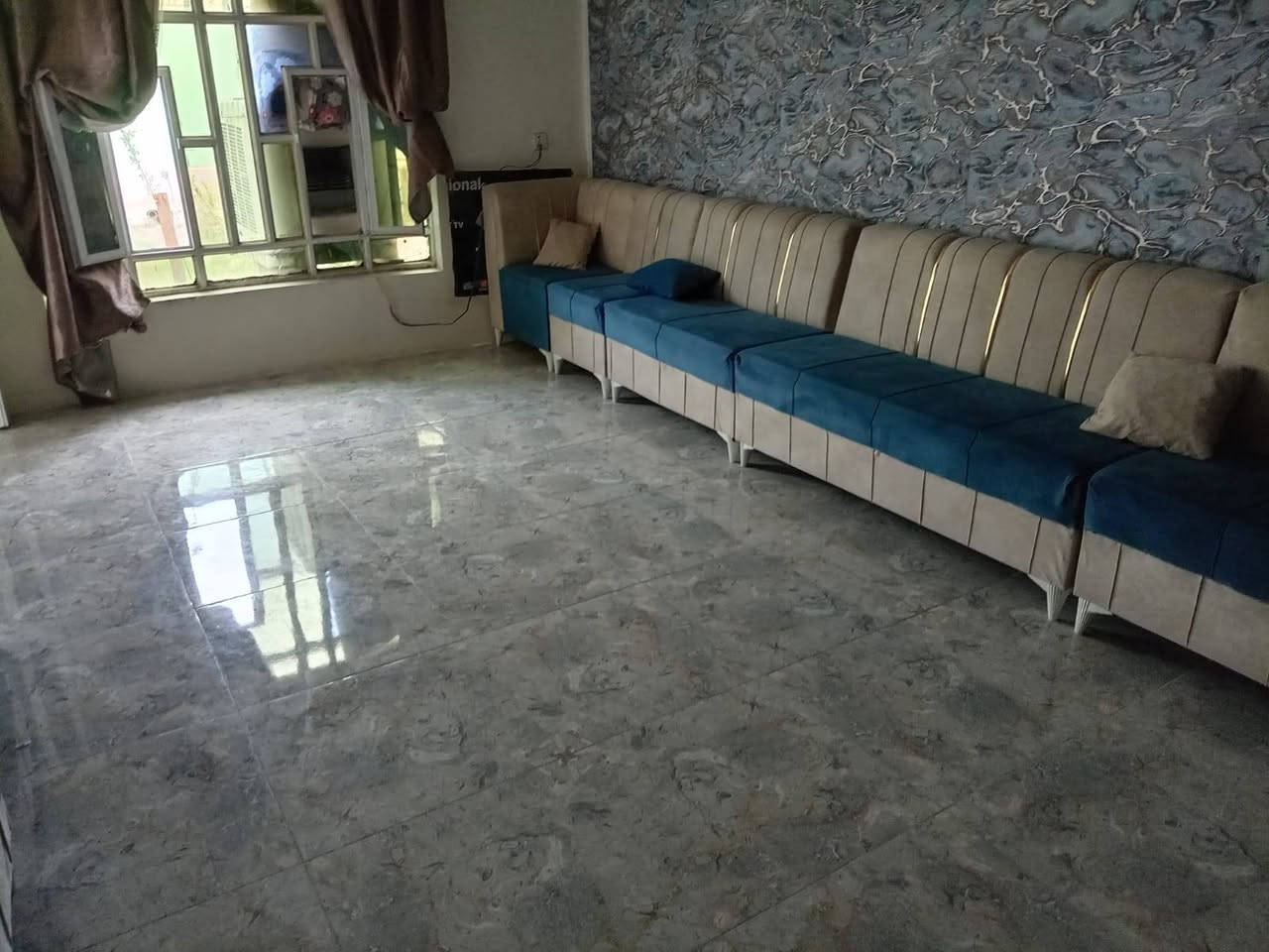 السلام عليكم دار للبيع مكان حي العسكري    دونم شارع ٨ حسب القناعه  مساحه البيت ٢٥٠متر مجاري كهرباء مي اساله البيت طابقين كونكريت يحتوي على غرفتين نوم واستقبال وهول داخلي وصحيات داخلي وخارجي حديقه وكراج سياره ورجائااا لاوعود كاذبه وعدنا اعاده النشر رقم الهاتف ***********
