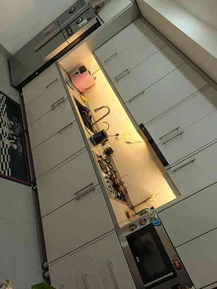 شقة مؤثثة بالكامل للبيع في مجمع النسيم ستي حي الجهاد.. مساحة ١٤٠ متر غرفتين نوم وصالة..الموقع مميز..جاهزة للسكن أو الإستثمار بشكل مباشر..الأثاث حديث و إستخدامه جدا قليل..الشقة مجهزة بتدفئة و تبريد مركزي انفيرترVRF..للتواصل والاستفسار *********** 
متوفر واتس اب أيضا..
