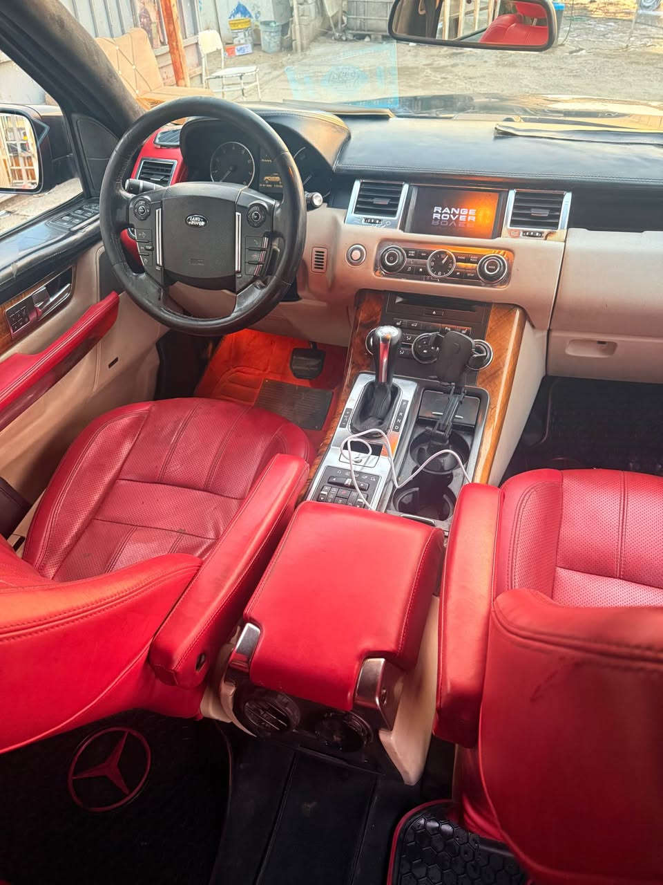 السلام عليكم رانج روفر موديل 2012 سبورت رقم بغداد بسمي تحويل ثاني يوم تضليل جام خلفي و مثلثات 
الضرر : صفحة السايق 
المحرك جديد حاوية  V8 سعة 5.0 لتر المرغوب بدون سوبر 
دفع رباعي دائم (4WD)
جكات ارتفاع و انخفاض 
بانوراما داخل جلد احمر
 مقاعد  تدفئة / تبريد 
تفاصيل اكثر اتصال : *********** 
السعر : 110 و قابل للتفاوض او مراوس حسب الرغبة بغداد, العراق
