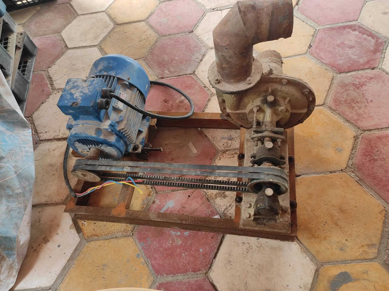 السلام عليكم 
اخو الجديد 15 حصان جاهز مع صونده سحب 5 انج الطول 7 متر ومصفي بلاستك الاستفسار اتصل ***********
