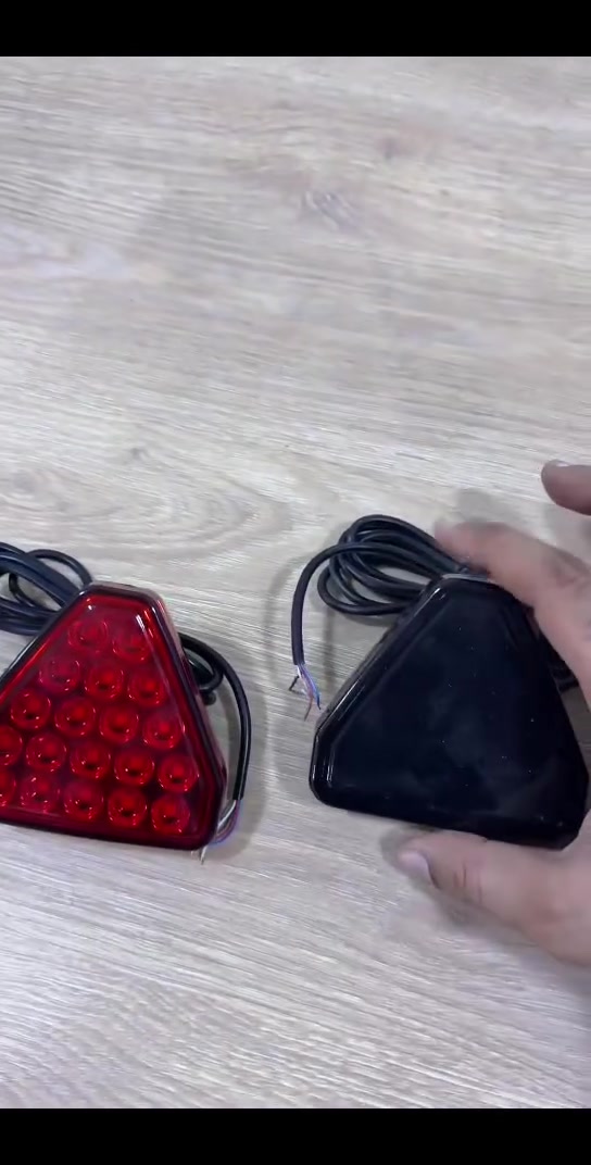 ضوء فرامل خلفي مثلث LED

استخدامات

يستخدم كضوء فرامل خلفي سفلي للسيارات أو الدراجات النارية.

يمنح إنارة قوية وواضحة أثناء التوقف أو القيادة الليلية.

يساعد في تنبيه المركبات الخلفية وزيادة مستوى الأمان أثناء السير.

مميزات

إضاءة LED عالية السطوع بتقنية فلاش مزدوج (Burst Flash).

تصميم مثلث أنيق وعصري.

مقاوم للماء والغبار بمعيار IP67.

يعمل على مدى جهد واسع ‎(10–15V  30V  80V)‎.

استهلاك منخفض للطاقة ‎(2W ±10%)‎.

سلك طويل بطول ‎140 سم‎ لتسهيل التثبيت والتوصيل.

يتحمل درجات حرارة من ‎-40°‎ إلى ‎80°‎.

محتوى الصندوق

ضوء LED خلفي (أحمر او أسود).

أسلاك توصيل جاهزة.

ملاحظات

تأكد من التوصيل الصحيح قبل التشغيل.

أبعاد الكارتون: ‎10 × 5 × 10 سم‎

بلد المنشأ: الصين.


**إذا كنت صاحب هذا الإعلان وتريد حذفه لأي سبب، رجاءا أرسل رسالة إلى الدعم الفني**