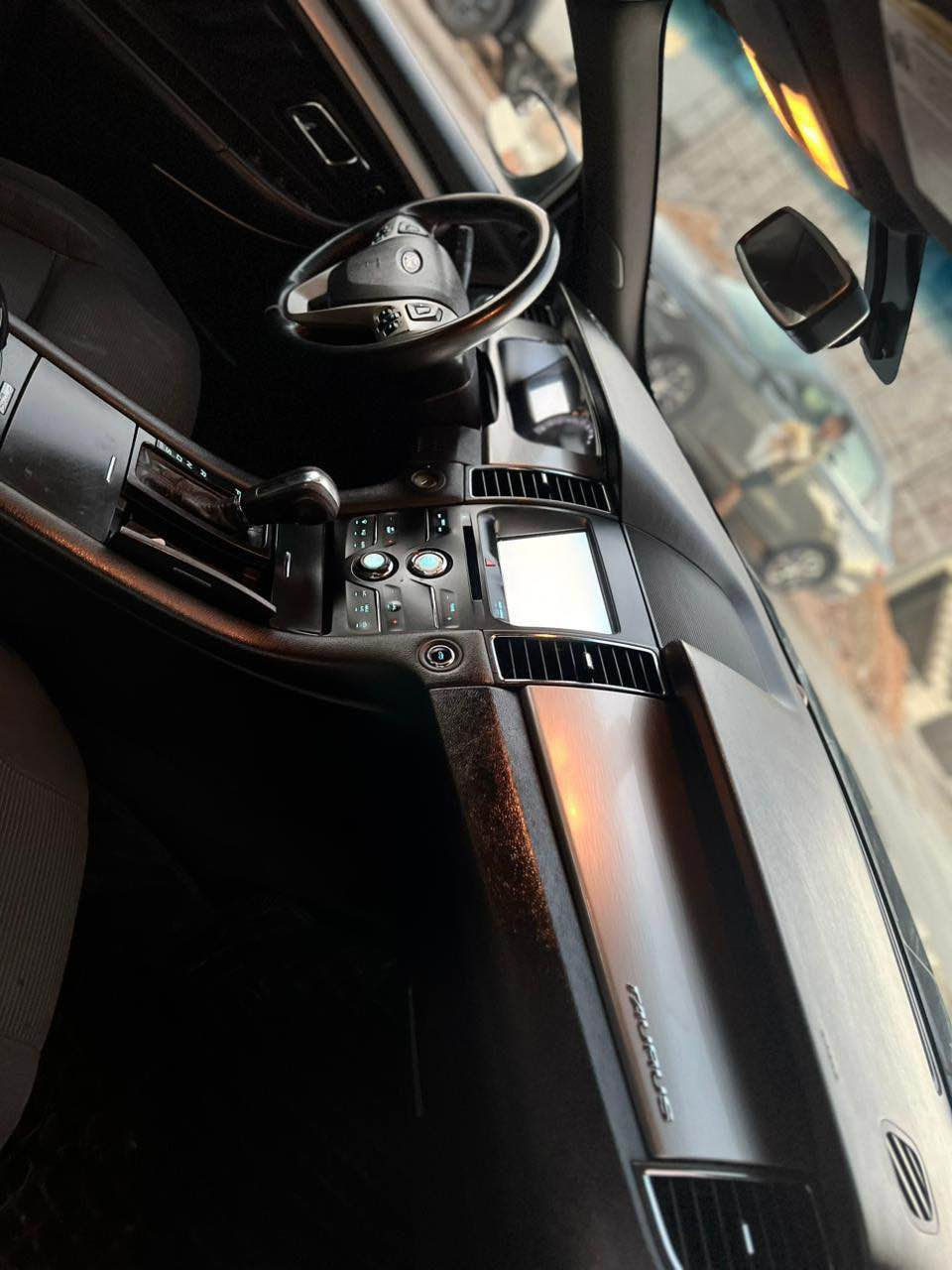 ***********
فۆرد تۆرەس ٢٠١٣ SEL 
مواسەفات ئەمریکی
تەنها سڵاید و کوشن جلد نییە
سەیارەکە بێ بۆیاخە
 تەنها دوو سێ پەڵە ساردی هەیە السليمانية, العراق
