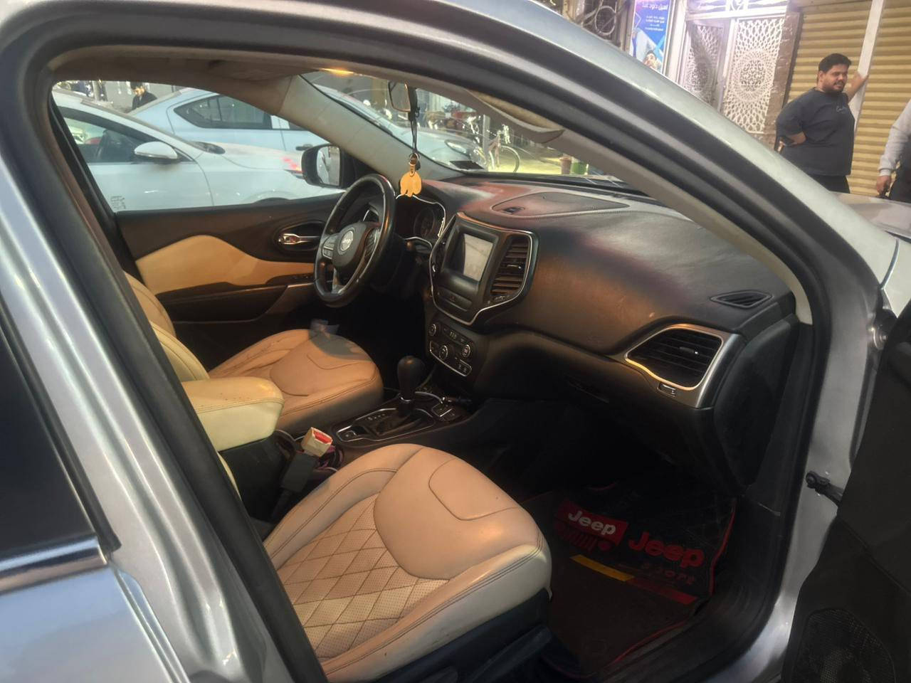 جيب شيروكي بزون
موديل ٢٠١٩ 
ماشيه ١٣٥
بيها جاملغ السايق 
وبيها بنيد مبدل 
والباقي مكفول 
السعر ١٣٠ وبيها مجال 
الاستفسار الاتصال او المراسله
***********
