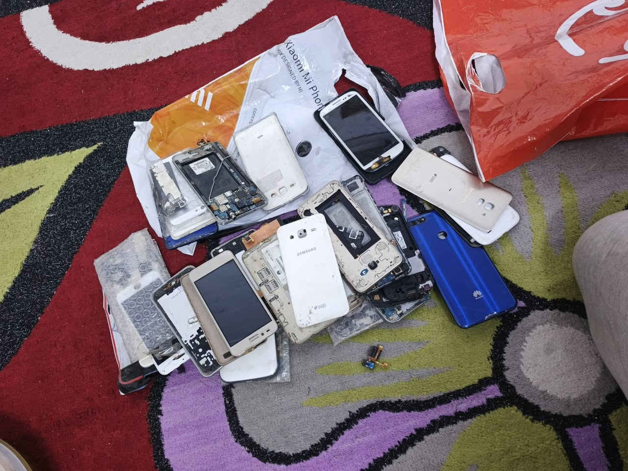 السلام عليكم اغرض محل للبيع عدد ٤٠٠ قطعه على ألف إذا شراي بيهن مجال عنواني زعفرانيه شارع معهد رقم الهاتف ***********
