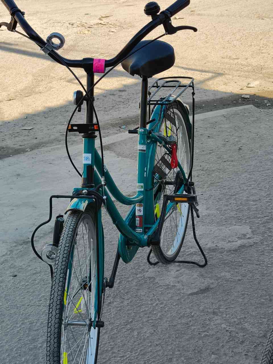 سلام عليكم بايسكل بناتي للبيع شركه BD المرغوبه موديل 21 لون نعناعي مميز بايسكل ماناقصه شي كفاله عامه كامل مكمل سعر150وبي مجال للطيبين مكان بغداد حي اور متواجد خاص لاستفسار ***********
