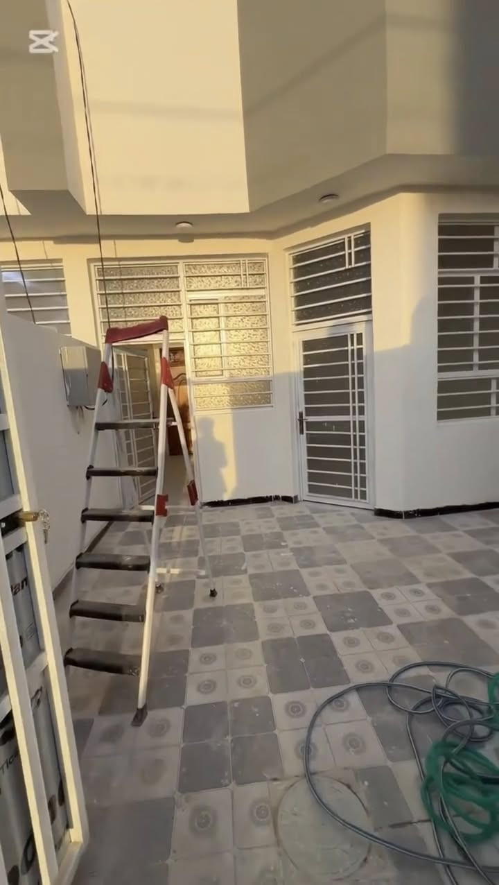 بيع مستعجل السعر  #50_مليون زراعي سند ((25 ))
مساحة البيت 100 متر ✅
الواجه 5 ونص ولباقي نزال ✅
البناء جديد غير مسكون ✅
خدمات كامله اناره ليليه وتبليط وماي وكهرباء ✅
العنوان : 📍حولي الخصيمه عرصات الحاج حيدر الحاج هندي 
للتواصل :
*********** علي تاميم ☎️
