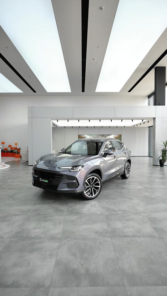 ⁨	⁨	⁨	⁨	⁨	⁨	سوئيست  S06 1.5L Premium PHEV (بلگ-إن هايبرد🔋) الموديل: 2026 (خليجي) العداد: صفر كيلو متر المحرك: 4 أسطوانات 1.5L تيربو حقن مباشر + محرك كهربائي القوة الاجمالية 358 حصان عزم الدوران (نيوتن-م): 530 ناقل الحركة: أوتوماتيكي مخصص لنظام الهايبرد 1DHT نظام الدفع: دفع امامي سعة البطارية كيلووات/س: 19.43 المدى: مدى كهربائي يصل الى 114 كم ، و مدى كامل للبنزين و الكهرباء يزيد عن 1200 كم استهلاك الوقود: 5.2 لتر لكل 100 كم الضمان الأساسي: 6 سنوات او 200,000 كم ( ايهما اولاً ) ضمان المحرك: 10 سنوات او 1،000،000 كم (أيهما اولاً / للمالك الأول) ضمان البطارية : 8 سنوات او 150,000 كم ( ايهما اولاً ) المواصفات: *إطارات قياس 20 إنچ *فتحة سقف بانوراما *شاشة عرض ترفيهية قياس 15.6 إنچ *شاشة عدادات رقمية قياس 9.2 إنچ *مقصورة الركاب من الجلد الفاخر *مقعد السائق والراكب كهربائي *مقاعد السائق والراكب مبردة و مدفئة *مقعد السائق ذاكرة *تسجيل فيديو للرحلات DVR *كاميرات محيطية 540 درجة *رادار تفاعلي *حساسات أمامية وخلفية *مانع تصادم أمامي وخلفي *نظام القيادة شبه الذاتية *نقطة العمياء *نظام تحذير مغادرة المسار *نظام المساعدة للبقاء في المسار *نظام الكبح التلقائي في حالة الطوارئ *نظام الفرامل اليدوية الاوتوماتيكي Auto hold *صندوق كهربائي *نظام ابل كار بلاي واندرويد أوتو لاسلكي *نظام صوتي فاخر 9 سماعات من Sony *إنارة محيطية متعددة الالوان *إنارة ترحيبية *دخول ذكي (بصمة) *تشغيل عن بعد *خاصية إغلاق الشبابيك وفتحة السقف عن بعد *المرايا الجانبية قابلة للطي كهربائياً *مصابيح أمامية أوتوماتيكية LED مع مصابيح نهارية LED *نظام التحكم الذكي بالإنارة العالية *نظام تقنية الهواء بالايونات PM2.5 *شاحن هاتف لاسلكي سريع *ماسحات الزجاج الامامي مع حساس للمطر *مسند الذراع الوسطي مع ثلاجة *وضعيات قيادة متعددة *وسائد هوائية امامية وجانبية عدد 6 ‎شركة آفاق الخليج للوكالات التجارية الوكيل الرسمي لسيارات سوئيست في العراق. ‎أربيل - شارع ١٠٠، مقابل طوارئ روجافا *********** *********** *********** *********** ‎بغداد - البياع، الشارع الأول مقابل المتنزه  *********** *********** *********** *********** ‎كركوك   ***********  ***********  *********** ‎دهوك   ***********  ***********  *********** ‎النجف  *********** ‎كربلاء *********** ‎السليمانية  ***********⁩⁩ #soueaststar⁩⁩⁩⁩ #اكسبلورexplore #العراق🇮🇶 #سوئيست 
