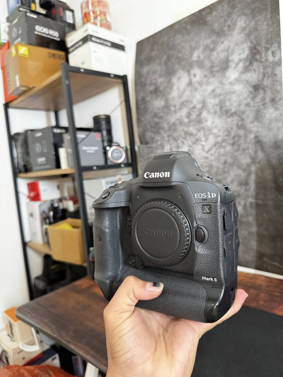 📸 Canon EOS-1D X Mark II – Body Only

كامرة احترافية مخصصة للتصوير الرياضي وتصوير الحياة البرية والفعاليات السريعة 💪
مستعملة بنظافة 95٪؜ وحالتها ممتازة جداً ✨

🔹 المحتويات:
• بدي فقط
• الشاحن الأصلي
• بطارية بلادي
• حزام
• جنطة

💰 السعر فقط: 2,500,000 دينار عراقي

🚚 متوفر توصيل لجميع المحافظات

⸻

🔥 أهم المواصفات:

• 📷 حساس Full Frame بدقة 20.2 ميگاپكسل
• 🚀 سرعة تصوير متواصل حتى 14 صورة بالثانية (وحتى 16 بصيغة Live View)
• 🎥 تصوير فيديو 4K 60fps
• ⚡ نظام فوكس احترافي بـ 61 نقطة تركيز
• 🌙 أداء خرافي بالتصوير الليلي (ISO يصل إلى 409,600)
• 🛡️ هيكل مقاوم للعوامل الجوية والغبار
• 🔋 بطارية قوية تدوم لفترة طويلة جداً

كامرة مناسبة للمحترفين واللي يريد أعلى أداء بدون تنازلات 👌

📩 للاستفسار أو الحجز مراسلة الصفحة


**إذا كنت صاحب هذا الإعلان وتريد حذفه لأي سبب، رجاءا أرسل رسالة إلى الدعم الفني**
