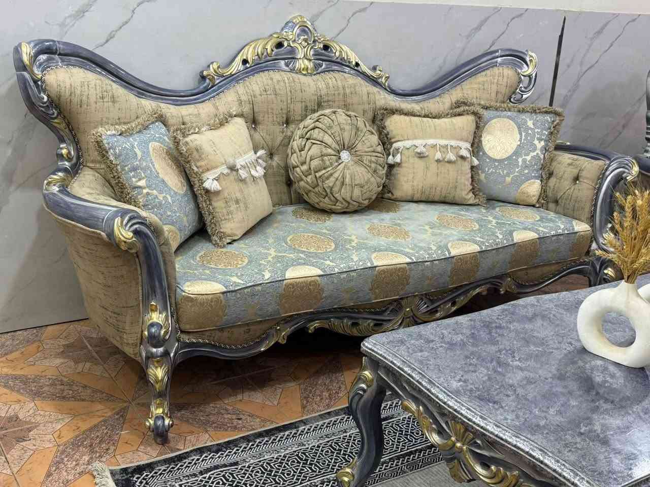 تخم زان ايطالي ١٠ مقعد مع ميز وسطي مع ١٤ كوشة فول نضافه اخو الجديد ***********
