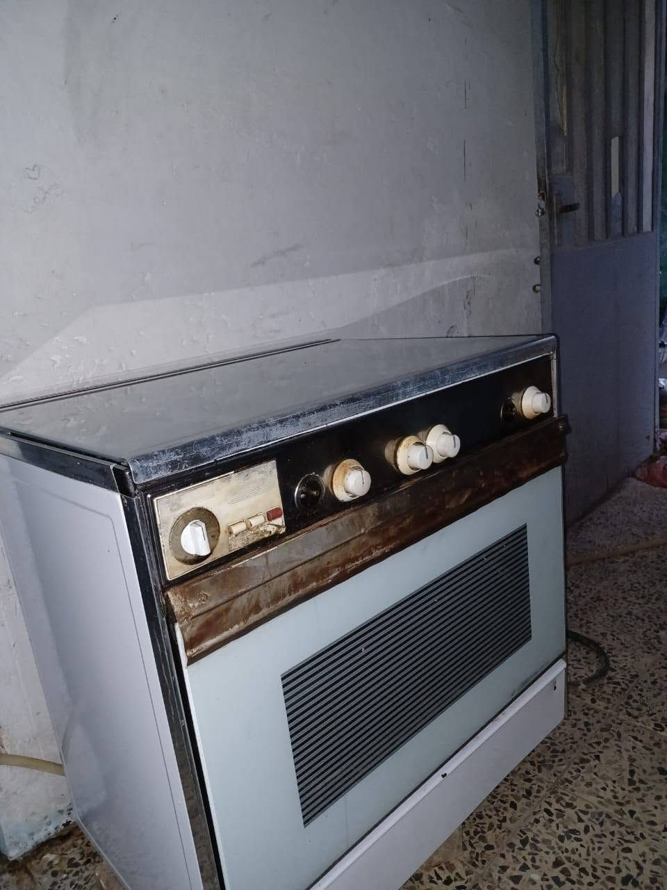 طباخ عشتار شغال كما موضح بالفيديو ونظيف نارة حلوة فرن شغال فوك و جوة السعر ٧٥وبي مجال  مكان نجف كوفة الاتصال على الرقم ***********
