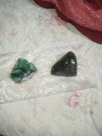 حجر الطاووس+ حجر الفلوريت الاخضر احجام كبيره اليريدهن بي خير ويدلل / 0...