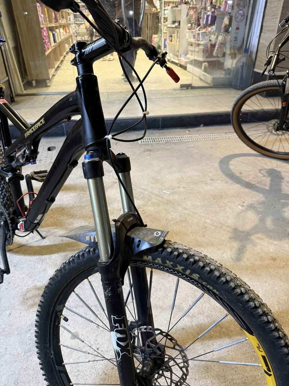 Specialzed
 دبل امامي وخلفي هواي Fox 
قياس فريم XL 
 12 گير سيستم شيمانو deore 6100M
بريكات شيمانو MT200 
ذراع Sram
wheel size 26
سعر 700 الف قفل بدون عمولة
مكاني بغداد
رقمي ***********
