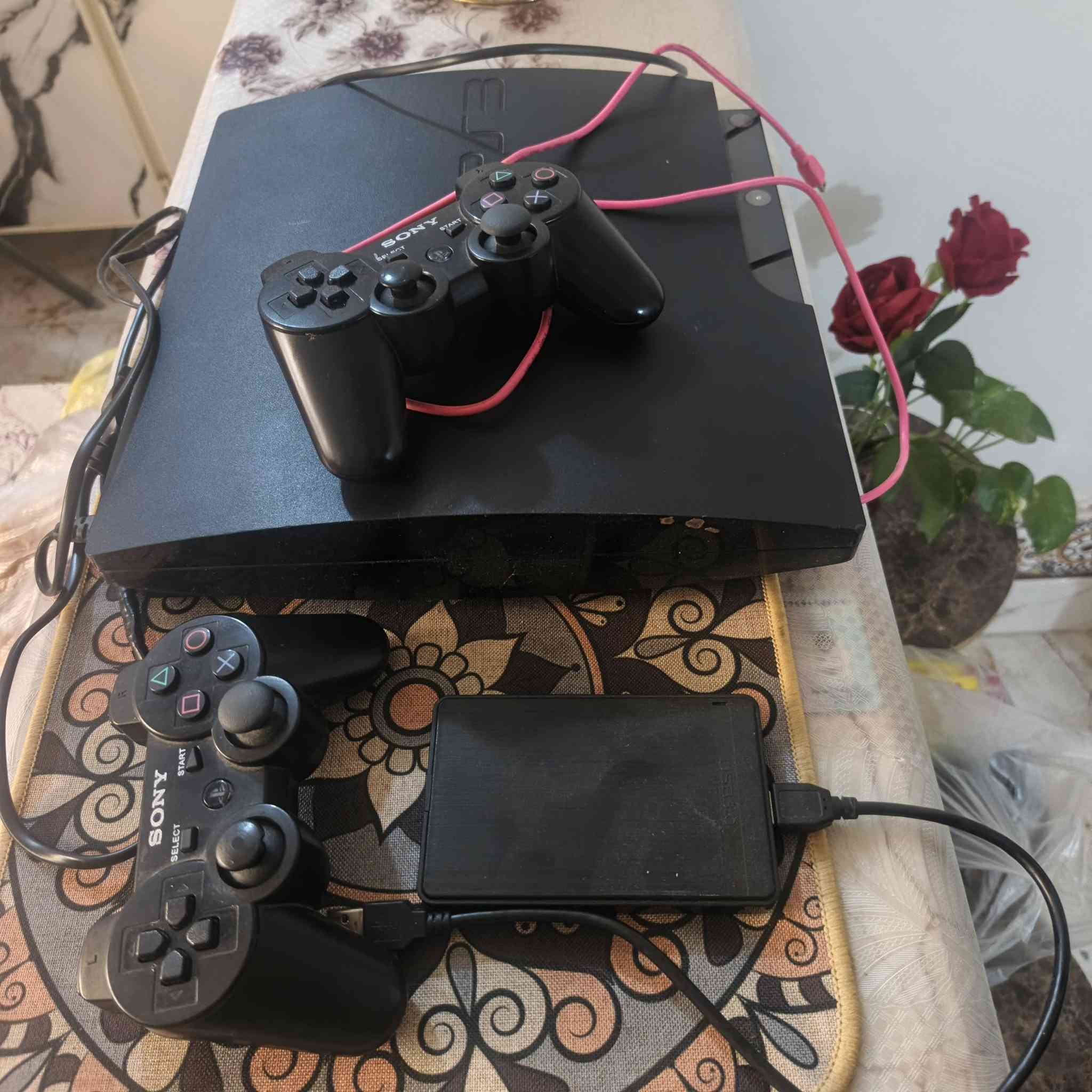بلي3 مع جوستكات 2اصليه وهارد يحتوي ع 50لعبه 125وبي مجال قليل‏‪***********‬‏ مكاني واسط الصويره
