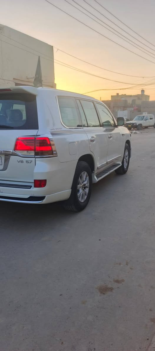 السلام عليكم رمضان كريم وصيام مقبول ان شاء الله لاندكروز 2011 ،،،5700 محدثه 21 كفاله ما عدا قطع التحديث فقط سونار موجود يعني مواصفات لكزس اربع بصمات عداد 260 سياره جاهزه للاخير تجي وتشوف بعينك تراي 21 وبالعافيه علي ياخذها بيع ومراوس رقم بغداد تحويل مباشر العنوان ذي قار الفجر 
السعر المطلوب 310 وبيها مجال اخوان الله يرحم والدينكم اللي ما يعجبه السعر يعبر المنشور هواي سيارات بالسوق موجوده


**إذا كنت صاحب هذا الإعلان وتريد حذفه لأي سبب، رجاءا أرسل رسالة إلى الدعم الفني**