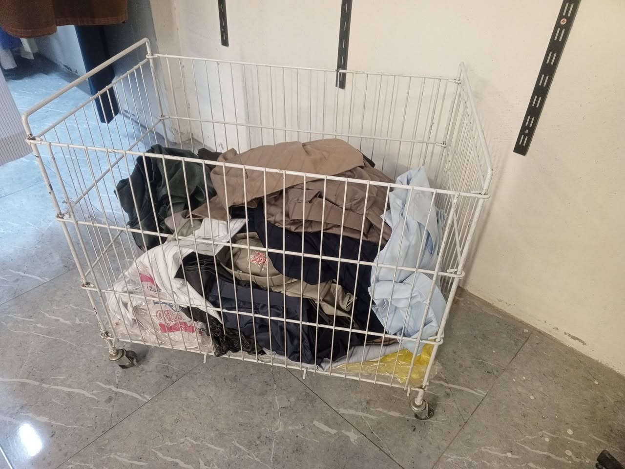 ديكور كامل متوفر لمحل ملابس نظافة كل القطع ٩٩٪
( ملكانات ، فاترينات ، ميز ، استاندات  ، ووووو واكثر ) 
للتواصل ع الخاص او ع الرقم التالي ***********

وكذلك المحل معروض للبيع اذا يهمك .
المكان نجف حي ميسان قرب مطعم السلطان ، مساحة المحل اكثر من ١٠٠ متر
