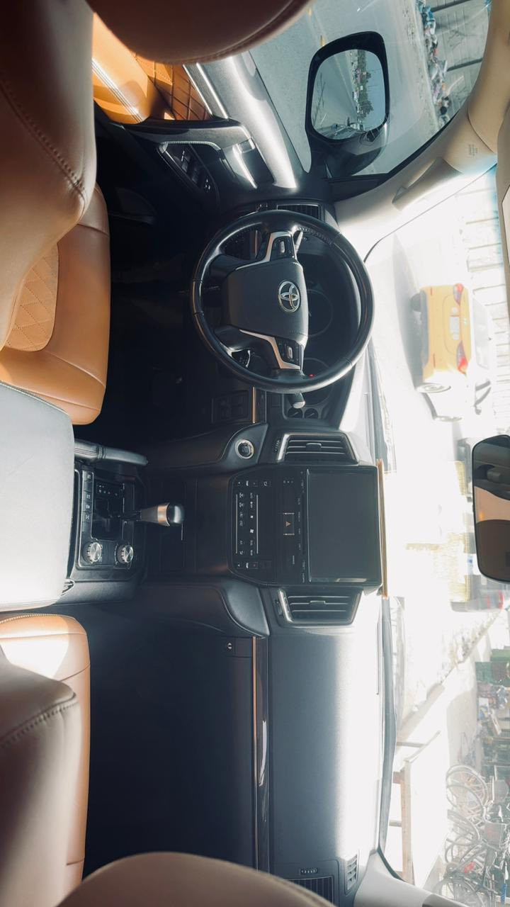 لاندكروز gxr موديل 21 كراند تورنك اللون اسود بغداد ***********
ماشيه 120 كم 
الموصفات 
اربع بصمات ابواب 
كامرا 
فتحه سقف 
طفايه 
3 شاشات 
صندوق كهرباء 
كراسي قرميدي اصل 
ثلاجه 
جيكات لكزز 
زينون اصل 
تشغيل عن بعد
والباقي موصفات الاندكروز المعروفه 
السياره جدا نضيفه ومغلفه بلكامل ppf
